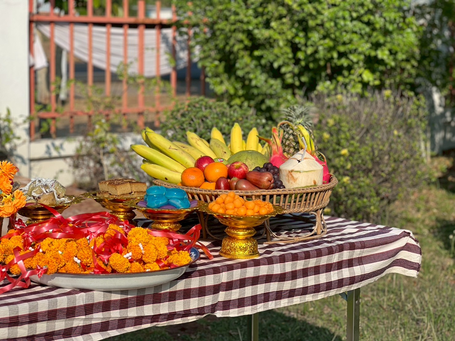title - ส.ป.ก. ยโสธร จัดพิธีเจริญพระพุทธมนต์ทำบุญถวายภัตตาหารเพลแด่พระสงฆ์ พิธีสักการะศาลเจ้าที่และสิ่งศักดิ์สิทธิ์ประจำสำนักงาน เนื่องในเทศกาลวันขึ้นปีใหม่ไทย